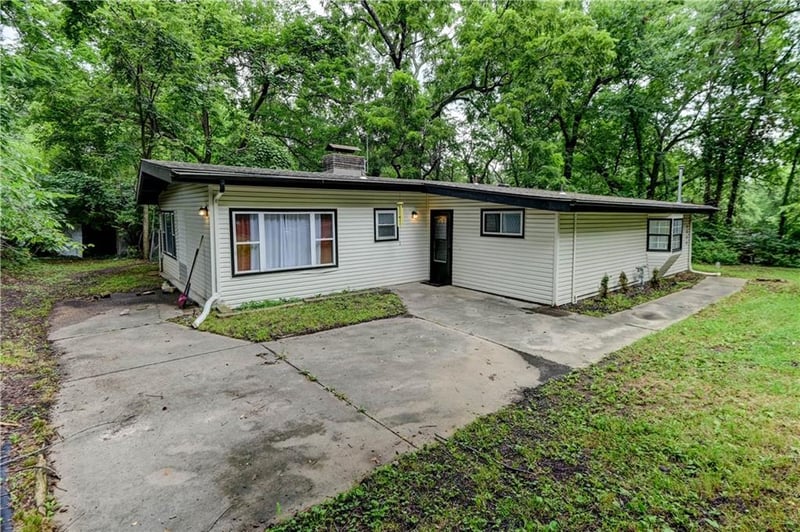 9800 Parkwood Ave, Kansas City, MO 64137