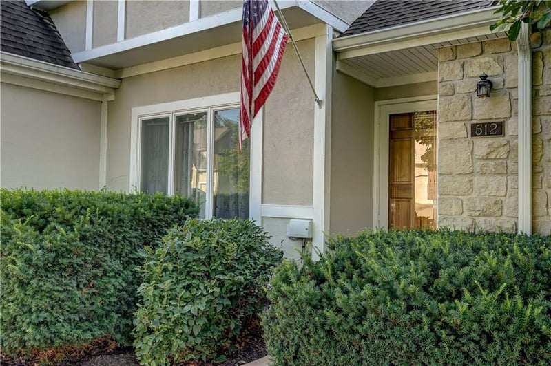 512 Canterbury Ln, Lee's Summit, MO 64063