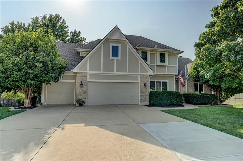 512 Canterbury Ln, Lee's Summit, MO 64063