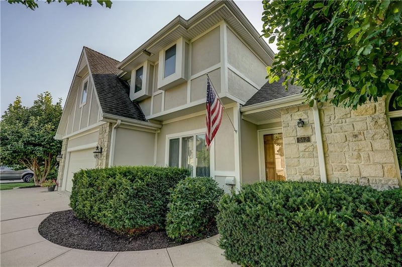 512 Canterbury Ln, Lee's Summit, MO 64063