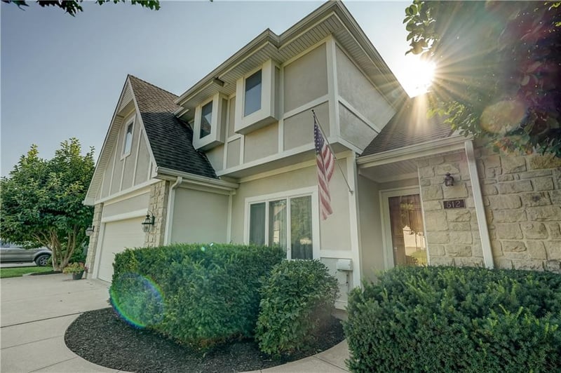 512 Canterbury Ln, Lee's Summit, MO 64063