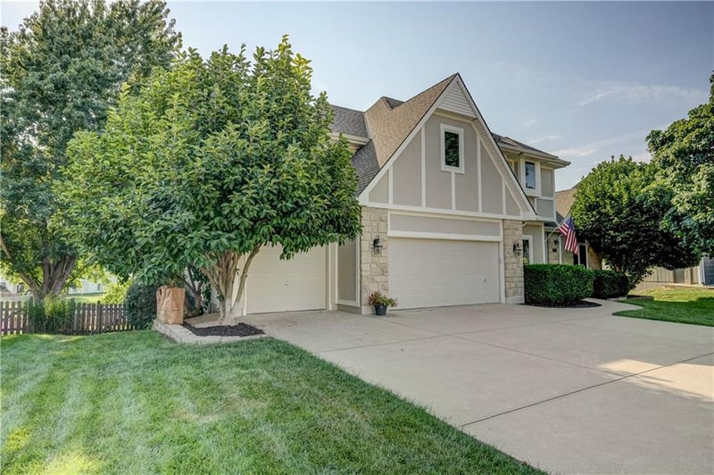 512 Canterbury Ln, Lee's Summit, MO 64063