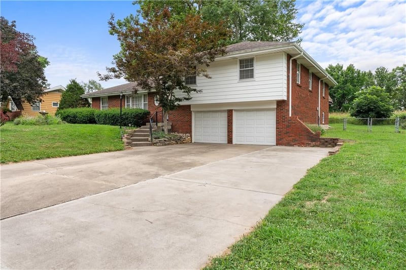 17205 28th Ter, Independence, MO 64057