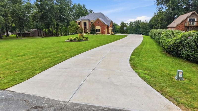 4402 Bittersweet Ln, Blue Springs, MO 64015