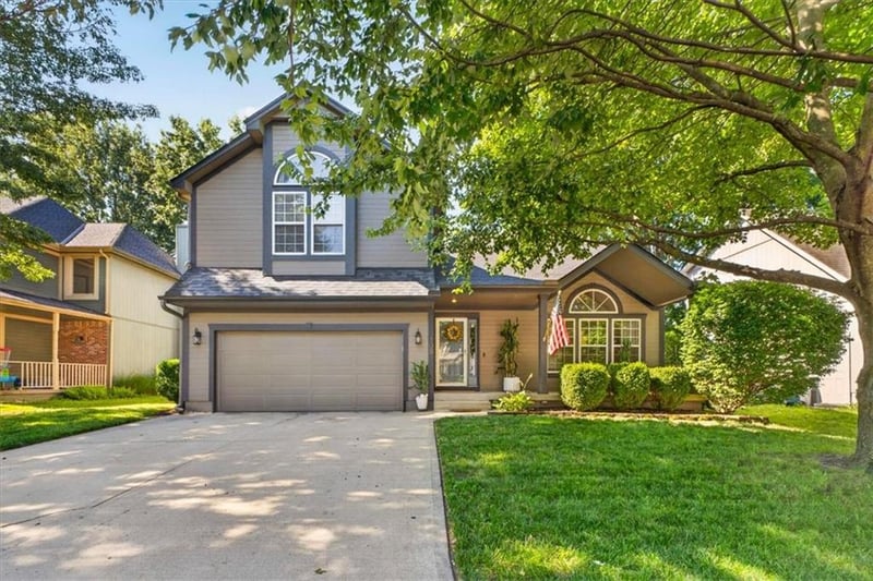 108 NE Gaslight Ln, Blue Springs, MO 64014