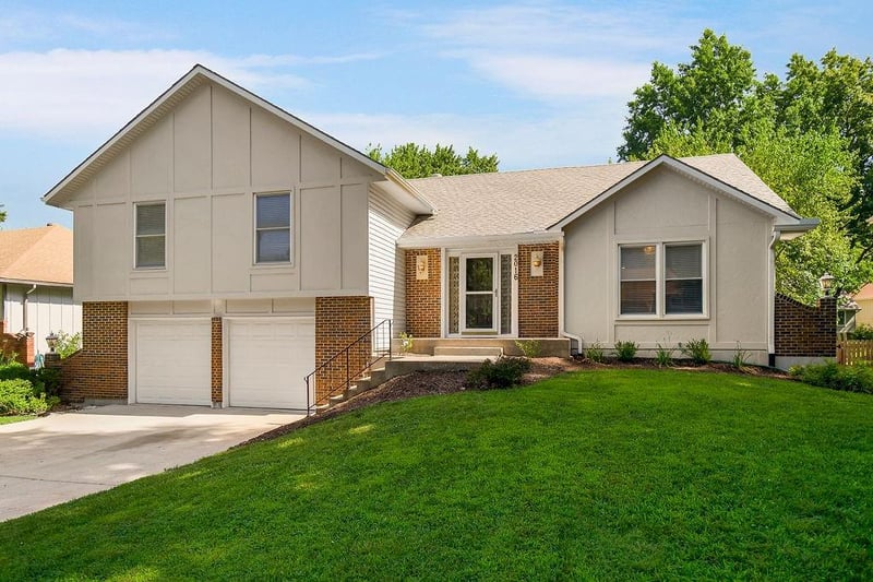 2016 Sleepy Hollow Dr, Olathe, KS 66062