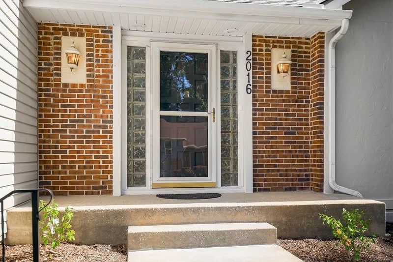 2016 Sleepy Hollow Dr, Olathe, KS 66062