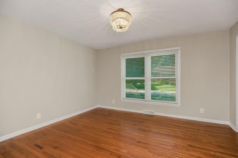 2016 Sleepy Hollow Dr, Olathe, KS 66062
