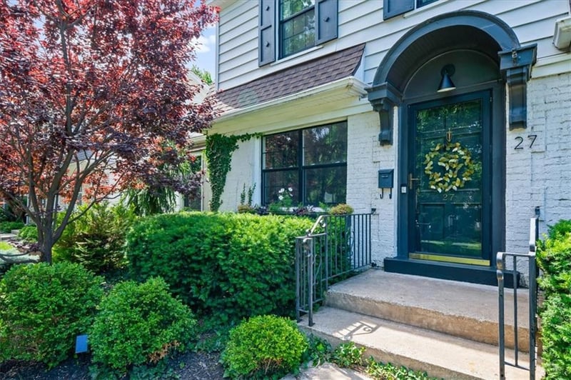 27 Winthrope Rd, Kansas City, MO 64113