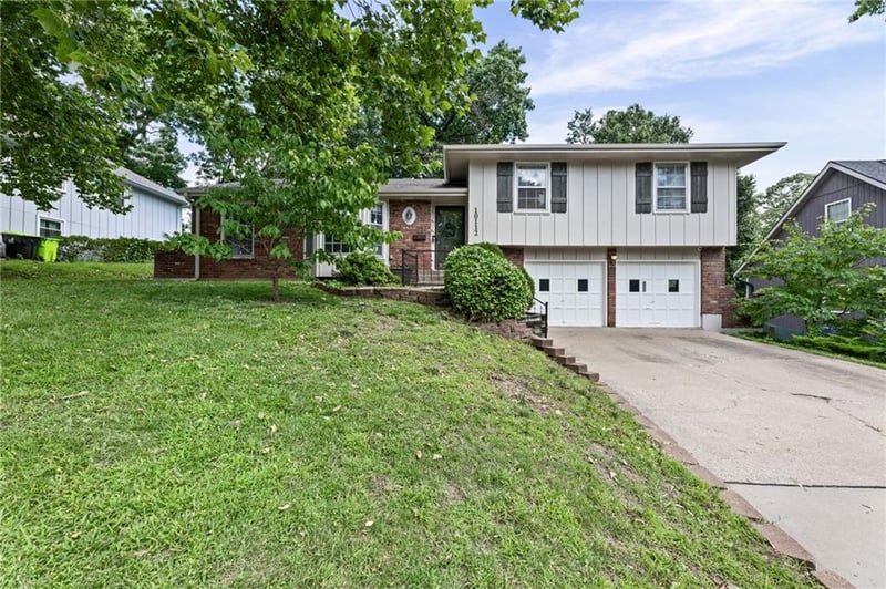 10112 65th St, Shawnee, KS 66203