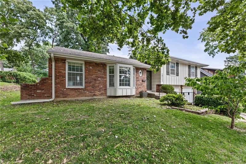 10112 65th St, Shawnee, KS 66203