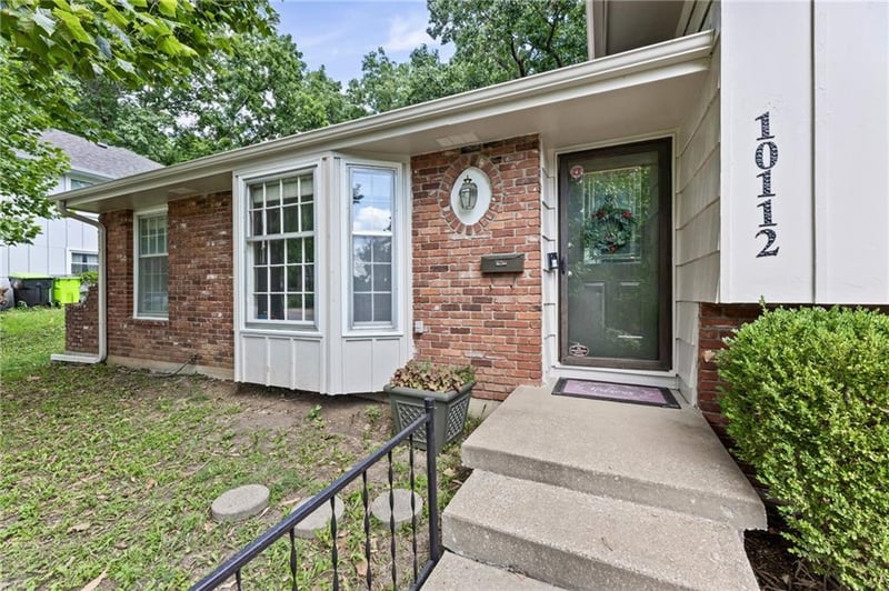 10112 65th St, Shawnee, KS 66203