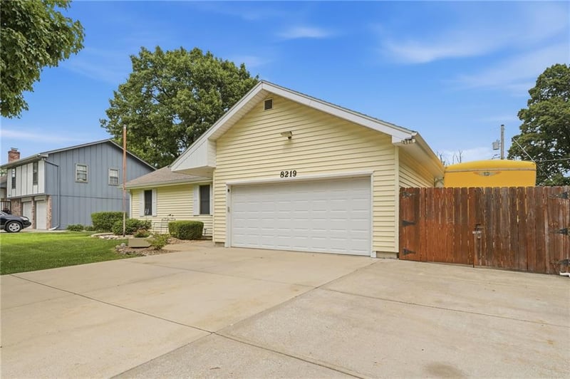 8219 Hardy St, Overland Park, KS 66204