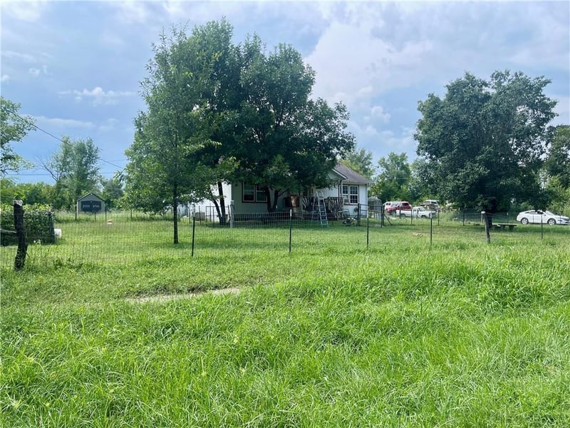 323 Wall St, Blairstown, MO 64726