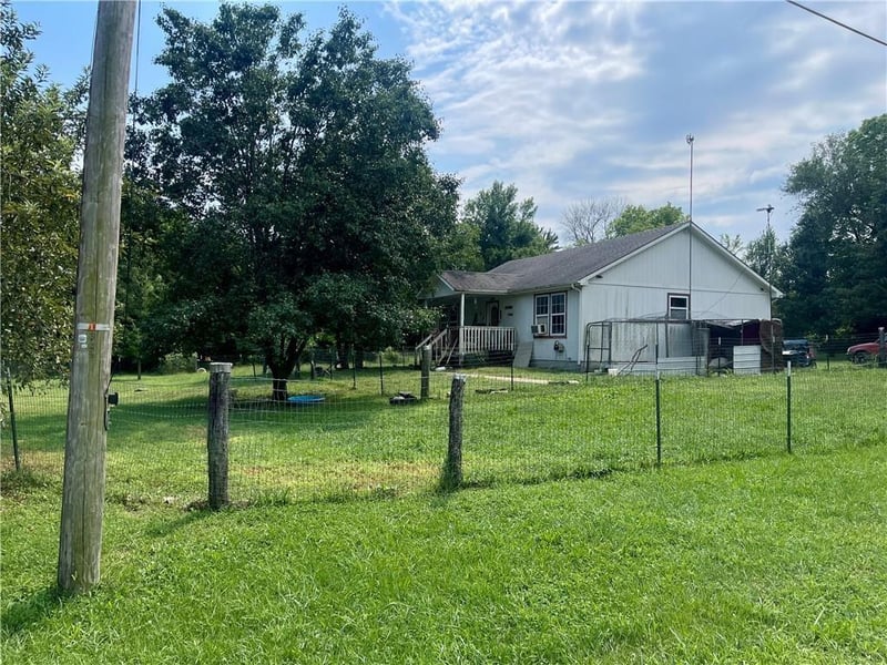 323 Wall St, Blairstown, MO 64726