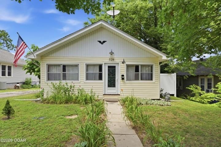 528 15th St, Baxter Springs, KS 66713