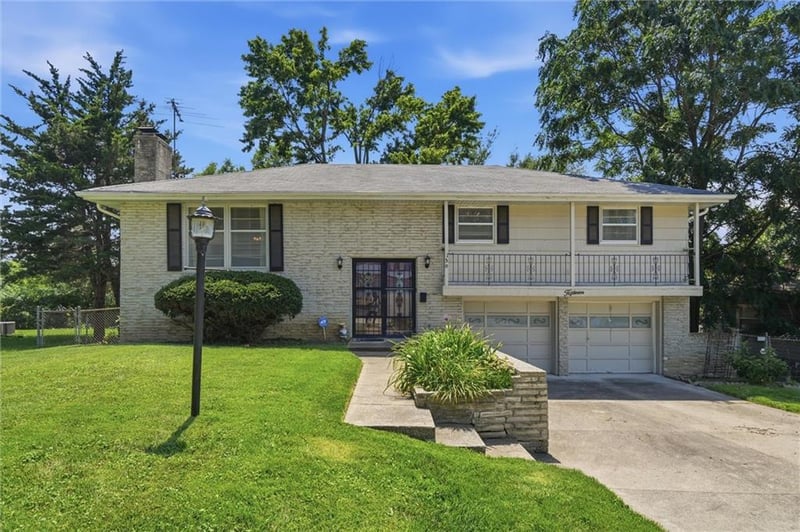15 91st Ter, Kansas City, MO 64114