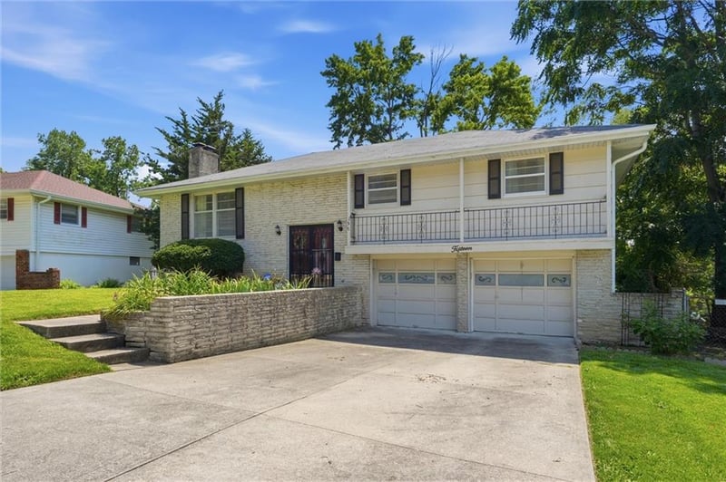 15 91st Ter, Kansas City, MO 64114
