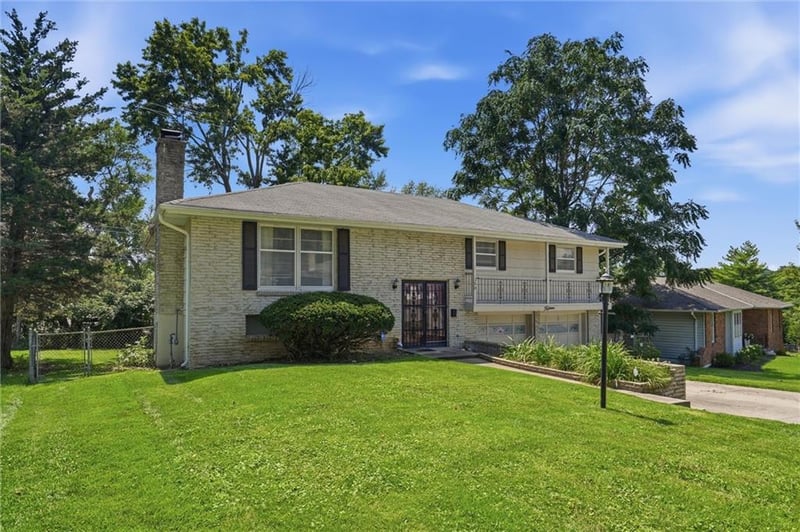 15 91st Ter, Kansas City, MO 64114