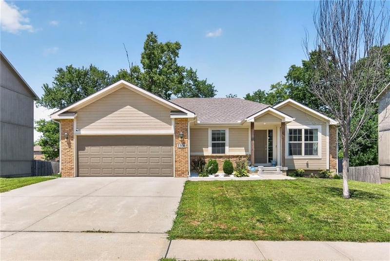 1308 Hilltop Ln, Grain Valley, MO 64029