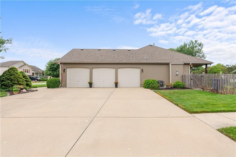 1202 Burr Oak Ln, Grain Valley, MO 64029