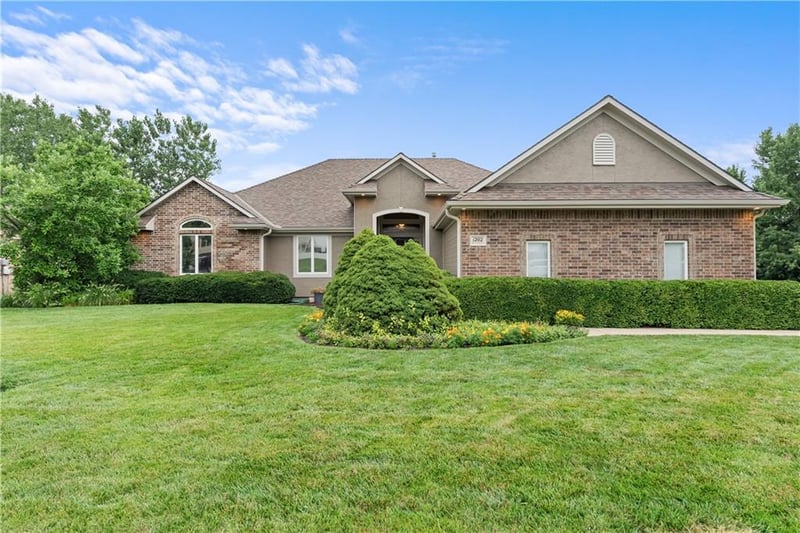 1202 Burr Oak Ln, Grain Valley, MO 64029