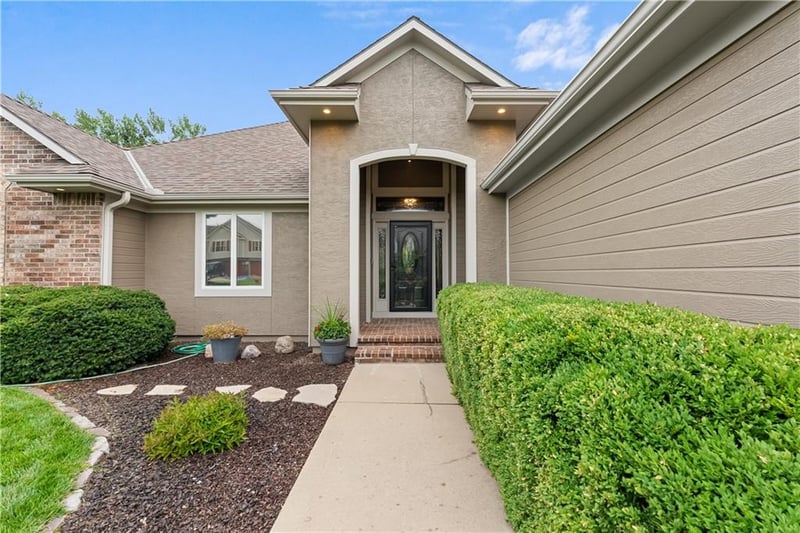 1202 Burr Oak Ln, Grain Valley, MO 64029