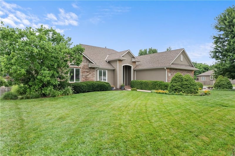 1202 Burr Oak Ln, Grain Valley, MO 64029