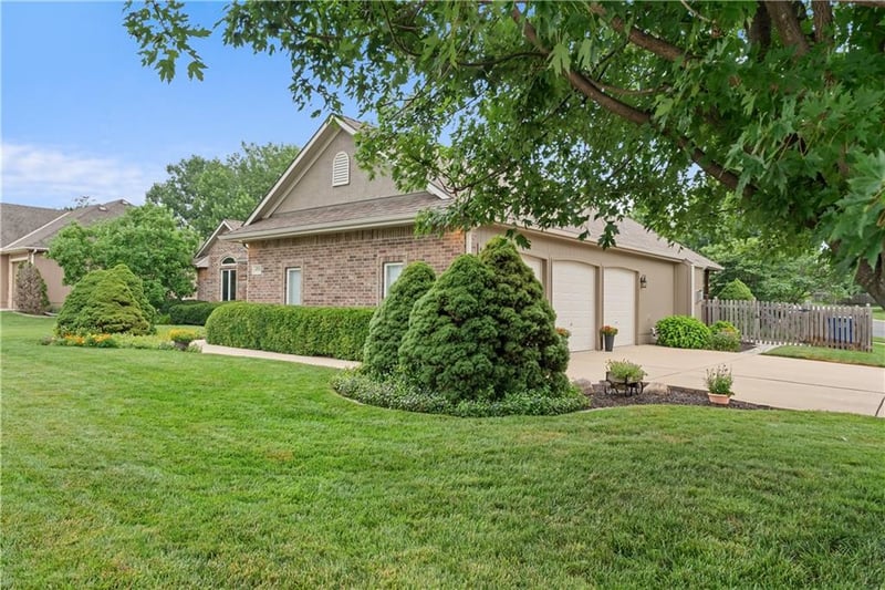 1202 Burr Oak Ln, Grain Valley, MO 64029
