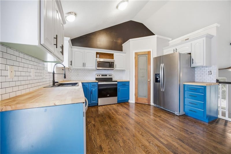 961 Oak Crest Dr, Gardner, KS 66030