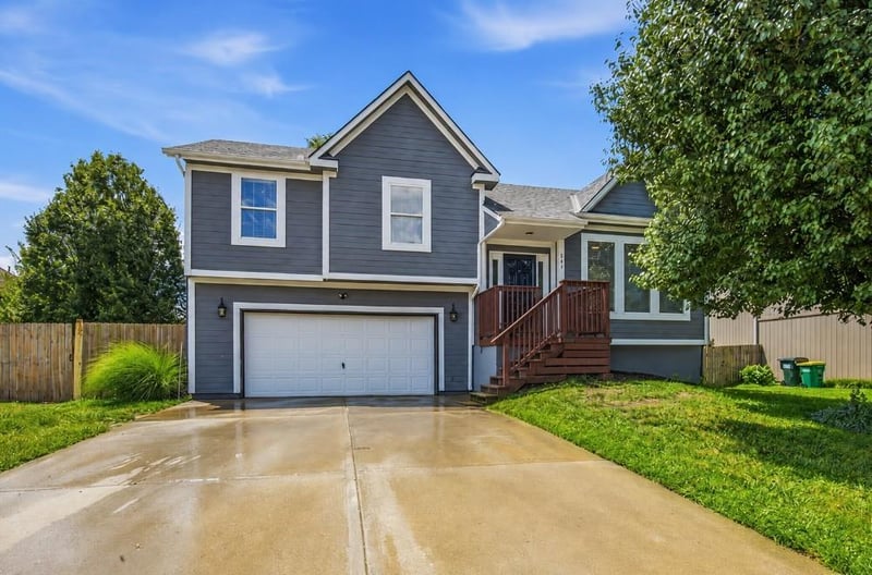 961 Oak Crest Dr, Gardner, KS 66030