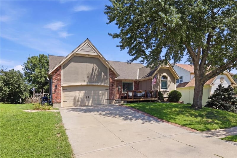17554 112th St, Olathe, KS 66061