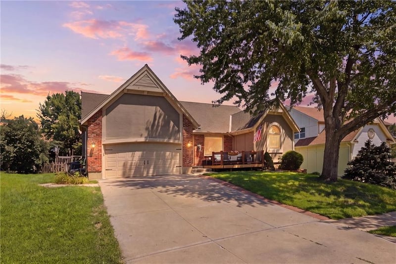 17554 112th St, Olathe, KS 66061