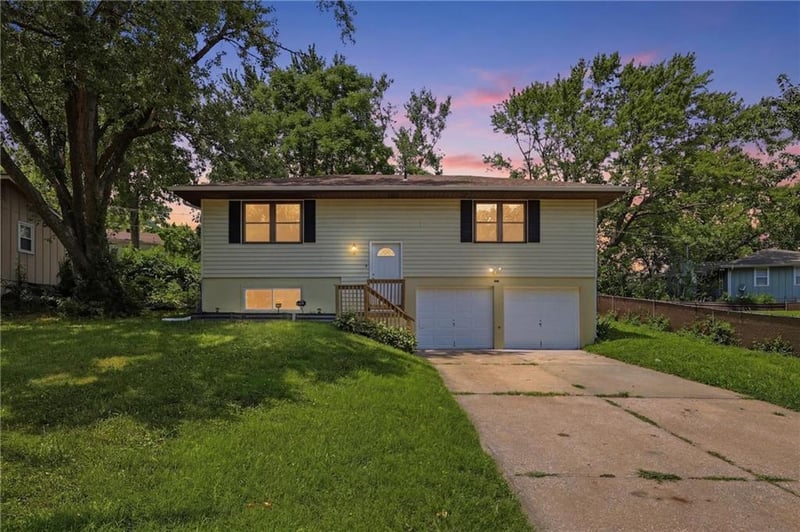 1822 Grove Dr, Independence, MO 64058