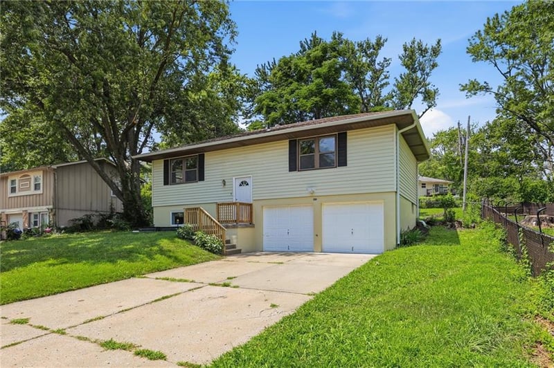 1822 Grove Dr, Independence, MO 64058