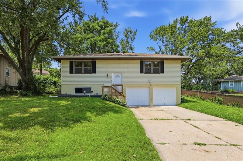 1822 Grove Dr, Independence, MO 64058