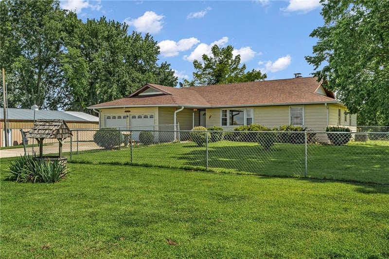 1609 1600 Rd, Lawrence, KS 66044