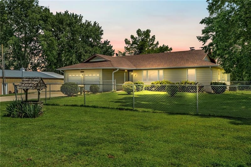 1609 1600 Rd, Lawrence, KS 66044