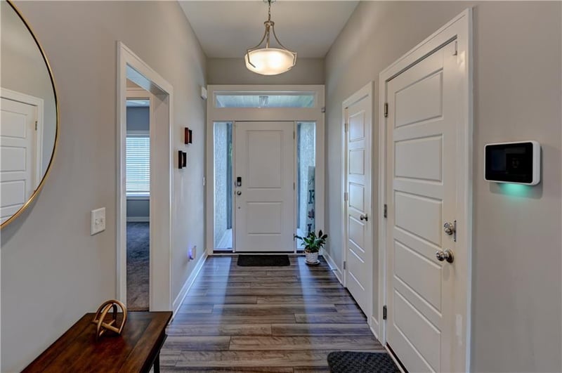 1821 Ravenwood Dr, Lee's Summit, MO 64086