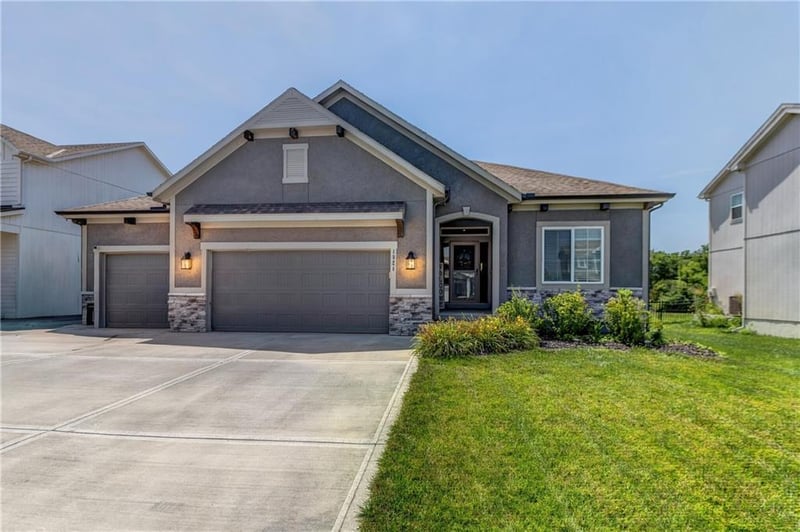 1821 Ravenwood Dr, Lee's Summit, MO 64086