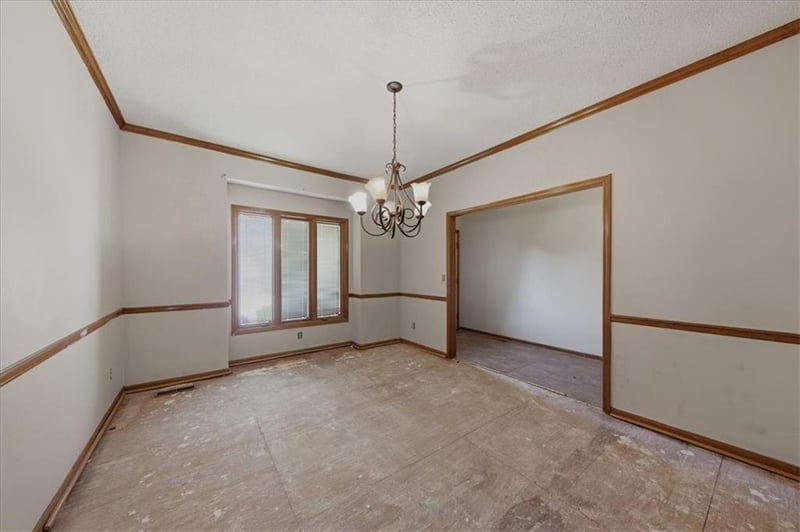 2227 Park Avenue Cir, Blue Springs, MO 64014