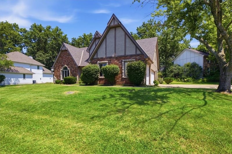 2227 Park Avenue Cir, Blue Springs, MO 64014
