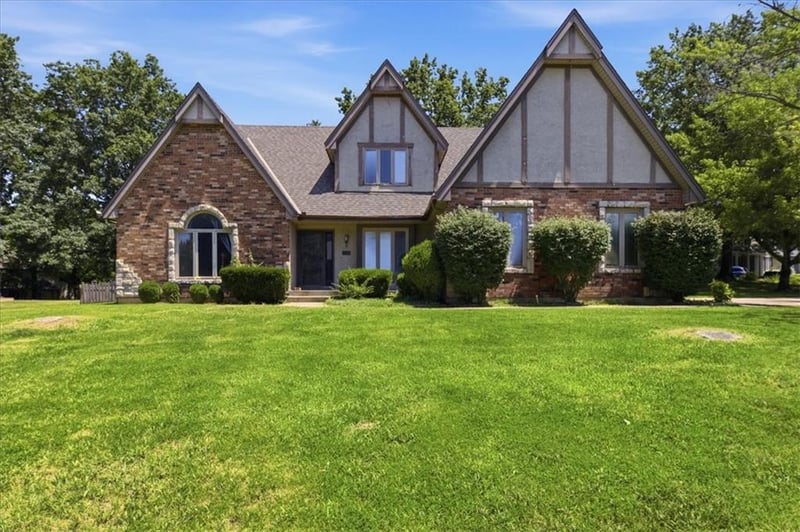 2227 Park Avenue Cir, Blue Springs, MO 64014
