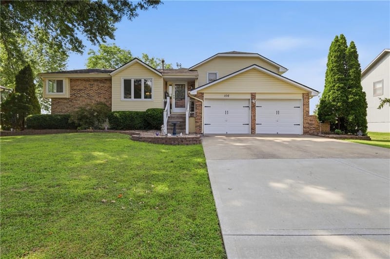 106 Williamsburg Dr, Blue Springs, MO 64014