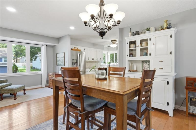 106 Williamsburg Dr, Blue Springs, MO 64014