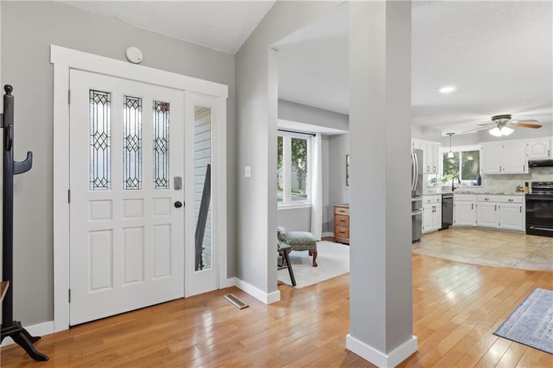 106 Williamsburg Dr, Blue Springs, MO 64014