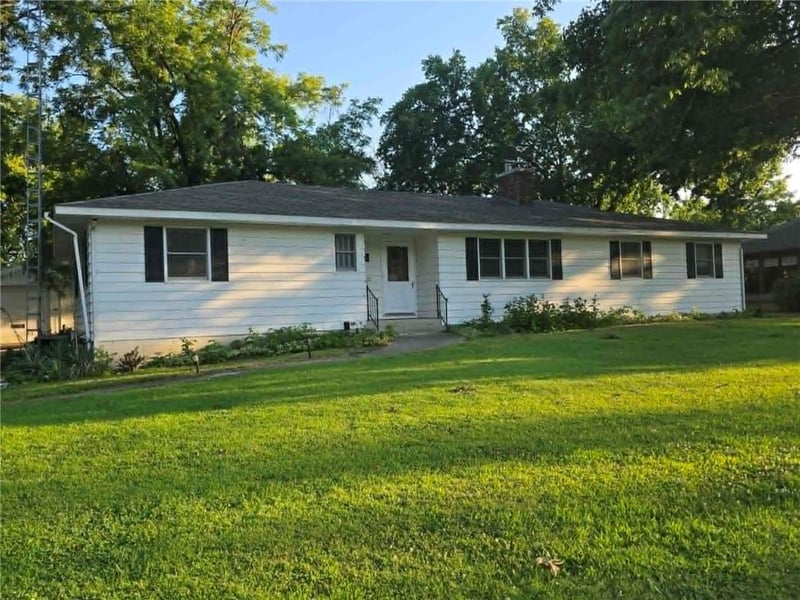 208 Bodine Ave, Clinton, MO 64735