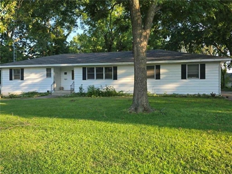 208 Bodine Ave, Clinton, MO 64735