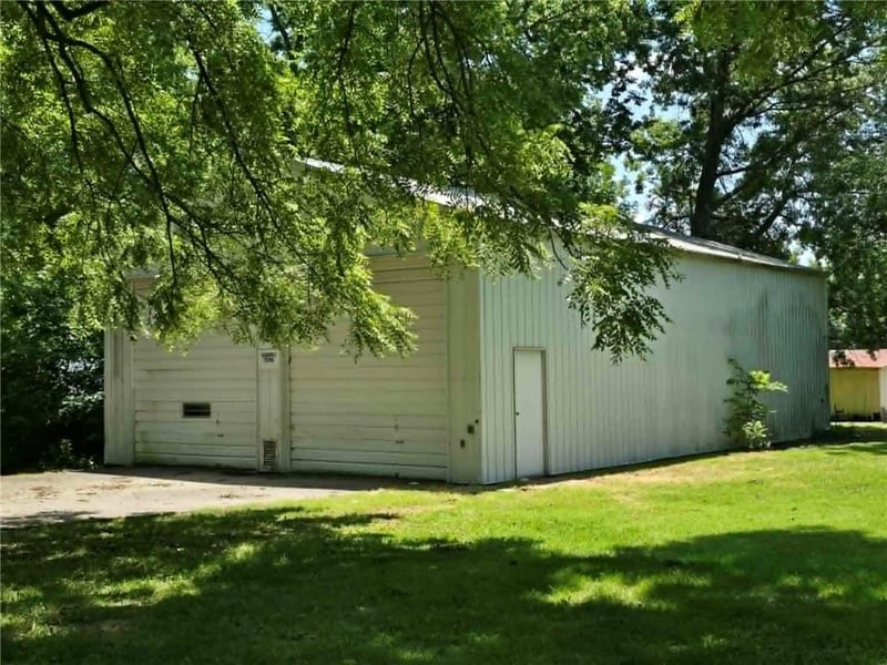208 Bodine Ave, Clinton, MO 64735