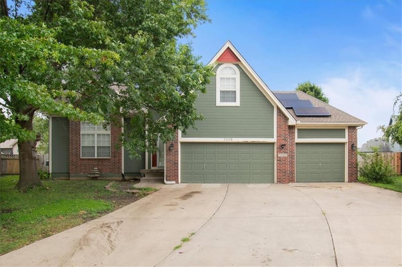1205 12th Cir, Lee's Summit, MO 64081